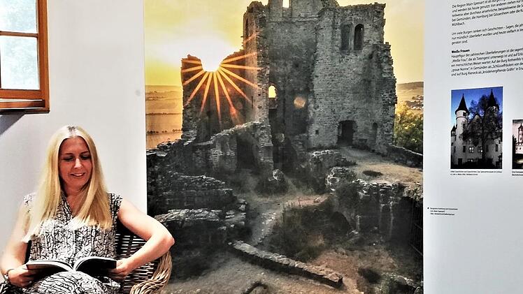 Museumsleiterin Josefine Glöckner übt sich als "Burgfräulein". Aus zehn Themeninseln besteht die Sonderausstellung "Rund um die Burg", die jetzt eröffnet wurde.