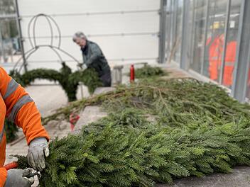 Forchheim: Gartenamt schmückt Osterbrunnen - so zeitintensiv sind die Arbeiten