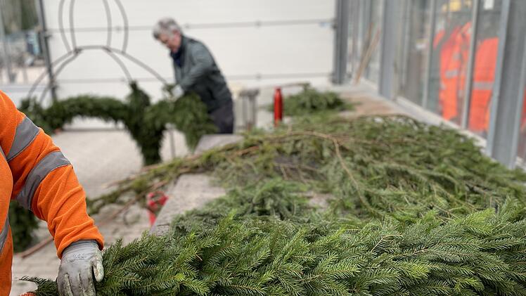 Forchheim: Gartenamt schmückt Osterbrunnen - so zeitintensiv sind die Arbeiten