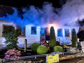 Brand in Wohnhaus im Kreis Ansbach: Feuerwehrmann bei Verpuffung leicht verletzt