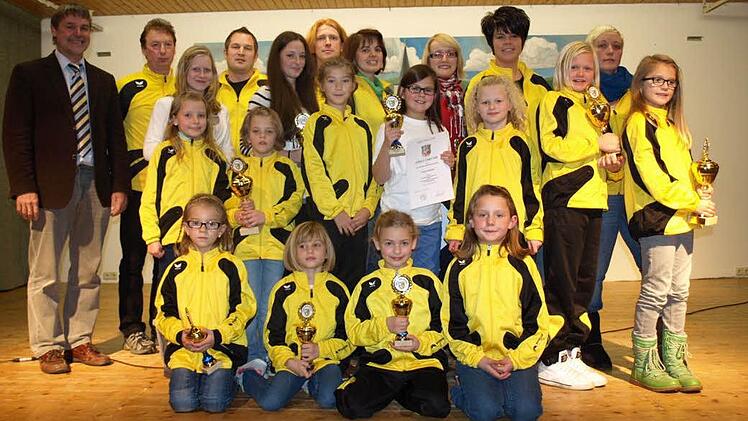Sie sind das Kapital der Abteilung Turnen im Sportverein Steinwiesen. Die jungen Turnerinnen sind auch über die Grenzen hinweg erfolgreich. Mit im Bild Bürgermeister und Spartenleiter Gerhard Wunder (links) und die Trainer und Trainerinnen.