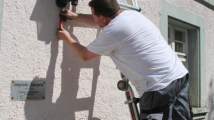 Andreas Schmidt demontiert die Beleuchtung.