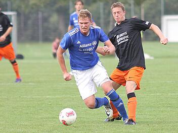 Peter Hertel (links vorne, blaues Trikot) steht dem FC Augsfeld im Heimspiel gegen Neustadt aller Voraussicht nach wieder zur Verfügung.