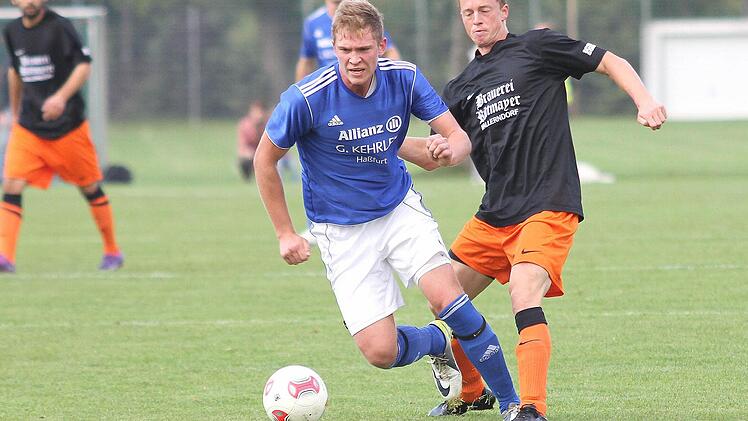 Peter Hertel (links vorne, blaues Trikot) steht dem FC Augsfeld im Heimspiel gegen Neustadt aller Voraussicht nach wieder zur Verfügung.