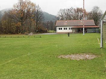Der DJK/SV Zeyern ist aufgrund fehlender Beiträge beim Bayerischen Fußballverband derzeit vom Spielbetrieb gesperrt. Archivbild: Heinrich Weiß