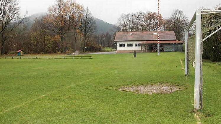 Der DJK/SV Zeyern ist aufgrund fehlender Beiträge beim Bayerischen Fußballverband derzeit vom Spielbetrieb gesperrt. Archivbild: Heinrich Weiß