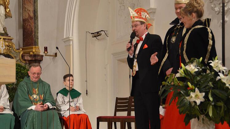 Seine Tollität Thomas V. und Ihre Lieblichkeit Stefanie II. sowie FG-Präsident Andy Sesselmann baten den Dekan, auch künftig in St. Michael einen Faschingsgottesdienst zu halten.