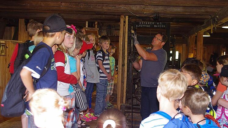 Stefan Reif erklärte den jungen Gästen, wie die Säge funktioniert.  Foto: Heike Schülein