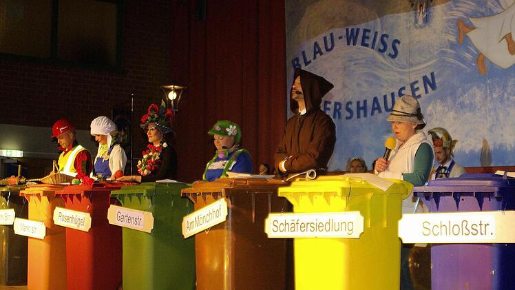 Die "Straßentonnen" persiflierten die Ungereimtheiten im Markt.  Foto: Winfried Ehling