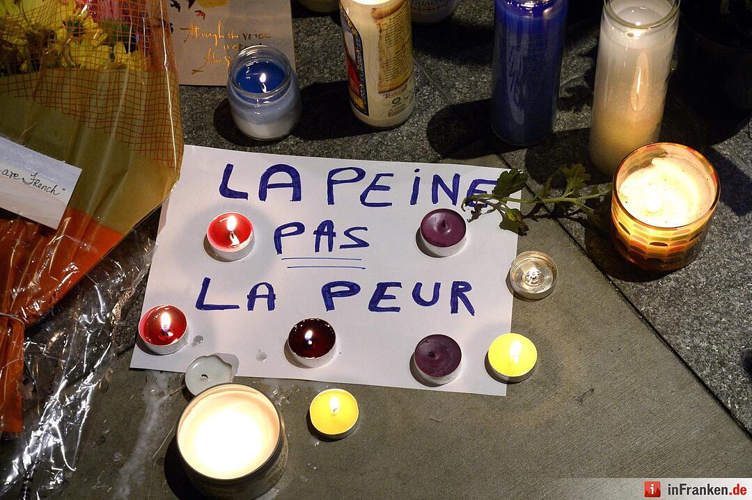 Weltweit gedenken Menschen den Opfer des Terrors von Paris