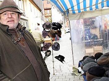 Händler Erich Hess lässt sich auch von der kühlen Witterung nicht von der Teilnahme am Monatsmarkt abhalten. Foto: Gerda Völk