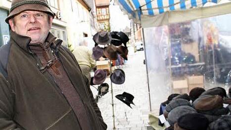 Händler Erich Hess lässt sich auch von der kühlen Witterung nicht von der Teilnahme am Monatsmarkt abhalten. Foto: Gerda Völk