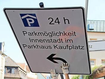 Die neuen Hinweistafeln auf das Parkhaus im ehemaligen Kaufplatz stehen. Foto: Katharina Müller-Sanke