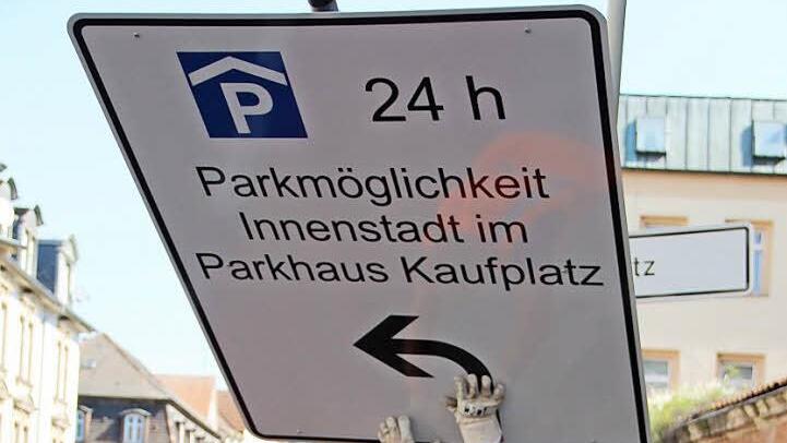 Die neuen Hinweistafeln auf das Parkhaus im ehemaligen Kaufplatz stehen. Foto: Katharina Müller-Sanke