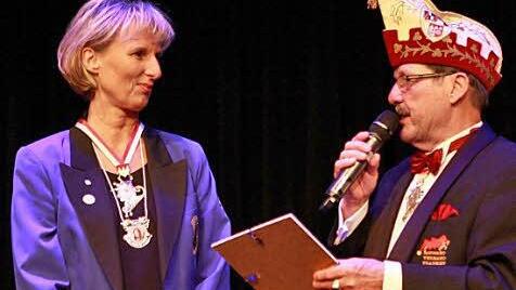 Höchste Auszeichnung: Für ihre Verdienste um den Fasching erhielt Präsidiumsmitglied Verena Gebert aus den Händen von Benno Friedel vom Fastnachtsverband Franken den "Till von Franken". Foto: Katja Nauer