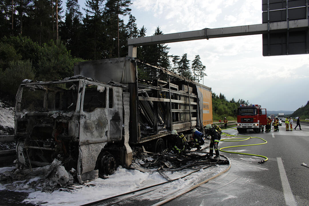 A9 bei Pegnitz: Sattelzug geht in Flammen auf