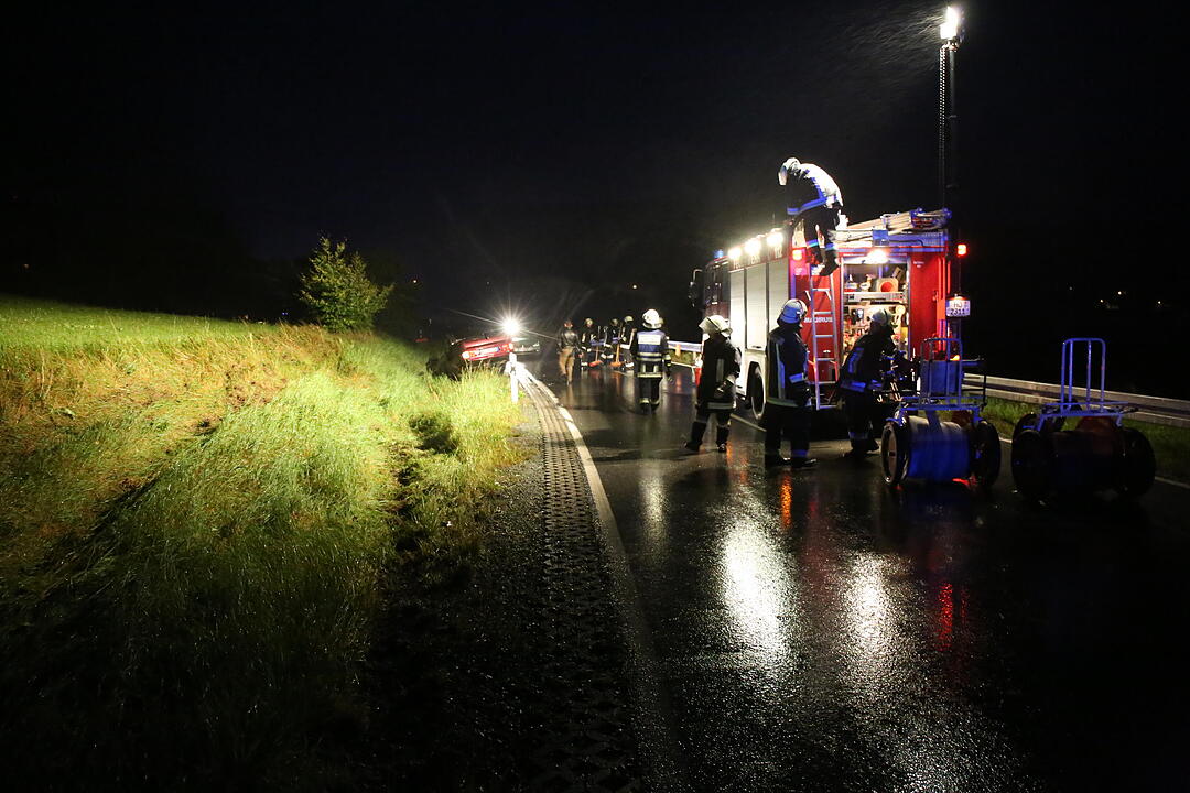 Unfall im Landkreis Hof - Auto landet auf dem Dach