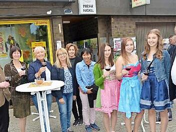 Bürgermeister Hans Pietz (links) freute sich über die gute Resonanz. Er hatte drei Weinkönigin-Kandidatinnen mitgebracht. Ab zweite von rechts, Julia Geiger, Ann- Kathrin Daum und Selina Grebner.  Foto: K.- H. Hofmann