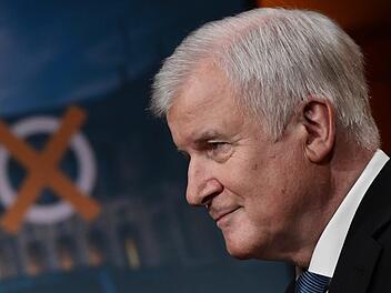 Horst Seehofer, Bundesinnenminister und CSU-Parteivorsitzender, steht im ARD-Wahlstudio im Landtag und beantwortet eine Frage. Foto: Peter Kneffel/dpa-Pool/dpa