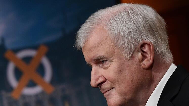 Horst Seehofer, Bundesinnenminister und CSU-Parteivorsitzender, steht im ARD-Wahlstudio im Landtag und beantwortet eine Frage. Foto: Peter Kneffel/dpa-Pool/dpa