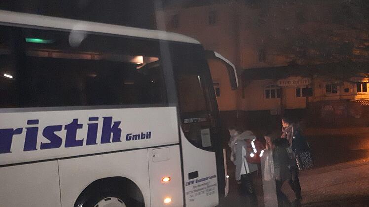 Linda und Paula Stauch besteigen den Bus nach Thüringen. Foto: privat