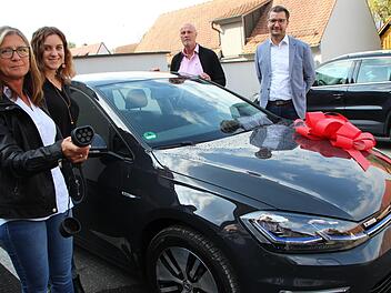 Die Mitarbeiterinnen des Bauamts Alexandra Körner und Svenja Viertel (von links) werden künftig Strom in ihren neuen Dienstwagen tanken. Bürgermeister Gerald Brehm und Jürgen Turnwald vom Autohaus (rechts)  stellten die Neuanschaffung  der Stadt  am Mittwoch vor. Foto: Christian Bauriedel
