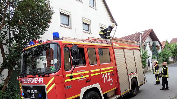 Die Feuerwehr war vor Ort, um das Tier zu befreien. Foto: Wolfgang Krawczyk