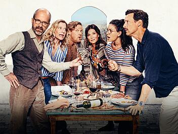 Sie mögen erwachsen sein, doch wenn Mutter Dorothea (Iris Berben, dritte von rechts) per Leihmutter noch ein Kind möchte, sehen Elisabeth (Caroline Peters, zweite von links) und Thomas (Florian David Fitz, rechts) rot. Mit hineingezogen werden Stephan (Christoph Maria Herbst), Anna (Janina Uhse) und René (Justus von Dohnányi).