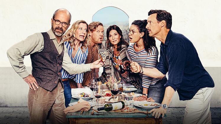 Sie mögen erwachsen sein, doch wenn Mutter Dorothea (Iris Berben, dritte von rechts) per Leihmutter noch ein Kind möchte, sehen Elisabeth (Caroline Peters, zweite von links) und Thomas (Florian David Fitz, rechts) rot. Mit hineingezogen werden Stephan (Christoph Maria Herbst), Anna (Janina Uhse) und René (Justus von Dohnányi).