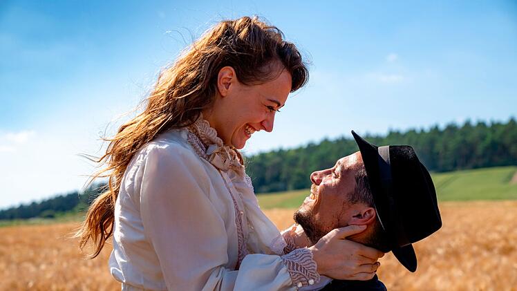 Clara (Mercedes Müller) und Roman Hoflinger (Klaus Steinbacher) sind nach fünf Jahren Ehe noch immer verliebt. Doch die Brauerei stellt ihre Beziehung zunehmend auf die Probe.