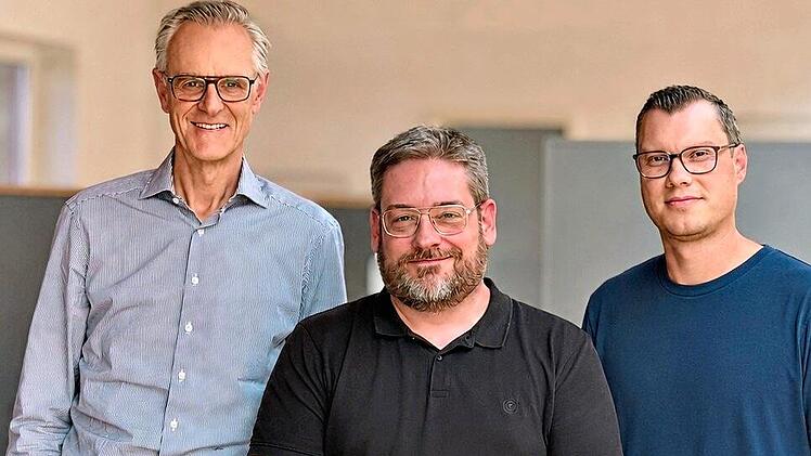 Von der Fima Riegg & Partner freuen sich (von links) Gesch&auml;ftsf&uuml;hrer Holger Riegg, KI-Architekt Matthias Weise und Agenturleiter Thomas Keller &uuml;ber die Auszeichnung. Riegg & Partner