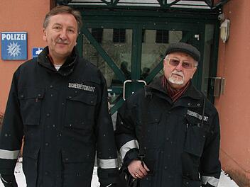 Achim Schneider (links) und Lothar Conrad treten an der Polizei-Dienststelle ihren Dienst bei der Sicherheitswacht an. Die Streifen sind fast immer zu zweit unterwegs, um handlungsfähiger zu sein. Fotos: Sonja Adam