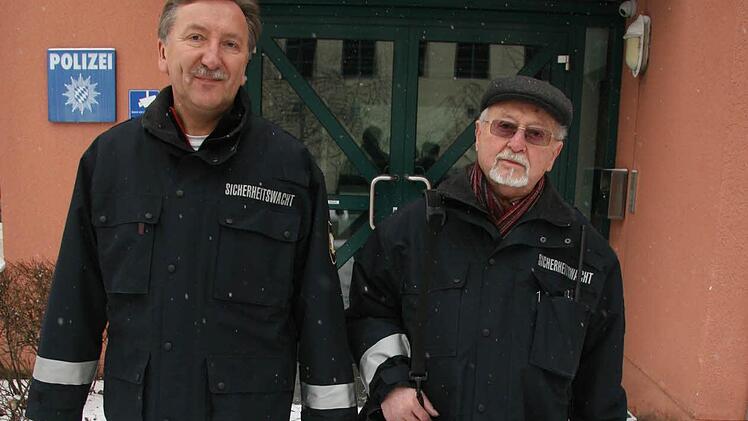 Achim Schneider (links) und Lothar Conrad treten an der Polizei-Dienststelle ihren Dienst bei der Sicherheitswacht an. Die Streifen sind fast immer zu zweit unterwegs, um handlungsfähiger zu sein. Fotos: Sonja Adam