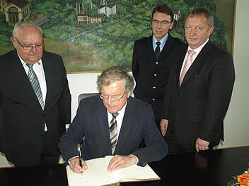 Der Vorsitzende des Bundes für Umwelt und Naturschutz (BUND) Deutschland und des Bundes Naturschutz Bayern (BN), Hubert Weiger, trug sich in das Goldene Buch der Gemeinde Oerlenbach ein. Foto: Stefan Geiger