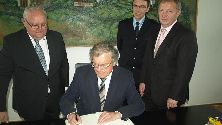 Der Vorsitzende des Bundes für Umwelt und Naturschutz (BUND) Deutschland und des Bundes Naturschutz Bayern (BN), Hubert Weiger, trug sich in das Goldene Buch der Gemeinde Oerlenbach ein. Foto: Stefan Geiger