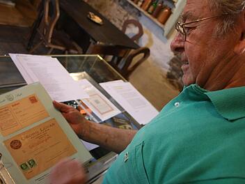 Fred Weißenberger ist ein leidenschaftlicher Sammler. Rund 450 seiner Postkarten und Briefe aus den letzten drei Jahrhunderten stecken in seinen Ordnern, ein Teil davon wird am Wochenende im Marktstefter Bäckerhäusle in der Kirchenburg ausgestellt. Foto: Riegler