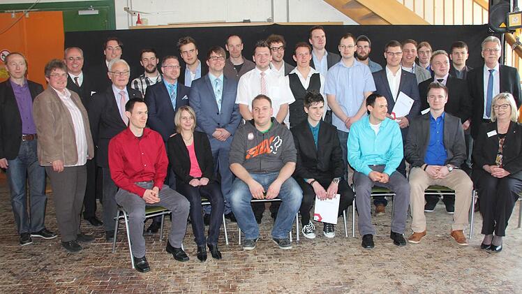 Alle Absolventen mit ihren Lehrkr#äften und Festrednern.