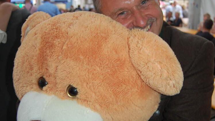 Harald Goch mit seinem knuddeligen Hauptgewinn