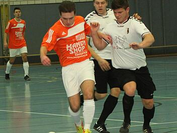 SV Ebelsbach - TSV Grafenrheinfeld. Zwei Grafenrheinfelder versuchen vergebens, den Ebelsbacher Oliver Wacker (l.) bei seinem Sturmlauf aufzuhalten.