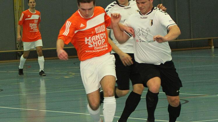 SV Ebelsbach - TSV Grafenrheinfeld. Zwei Grafenrheinfelder versuchen vergebens, den Ebelsbacher Oliver Wacker (l.) bei seinem Sturmlauf aufzuhalten.