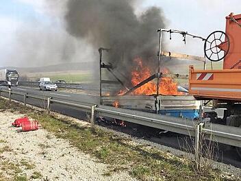 Der Fahrer des Lasters konnte die Gasflaschen noch rechtzeitig vom Hänger holen.