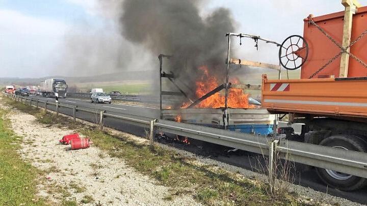 Der Fahrer des Lasters konnte die Gasflaschen noch rechtzeitig vom Hänger holen.