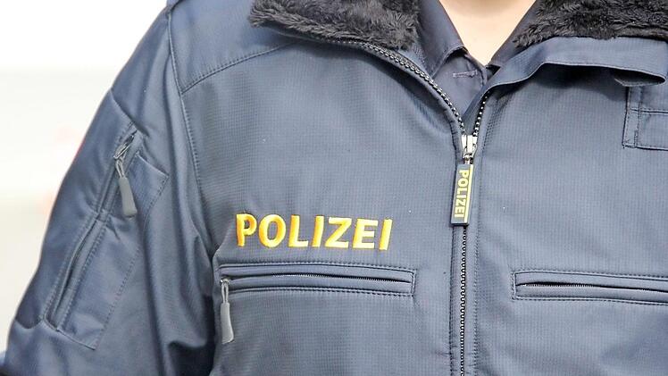 Die neuen Polizeiuniformen in dunkelblau werden ab 2018 bei der Polizei getragen. Probeweise sind sie schon jetzt im Einsatz.