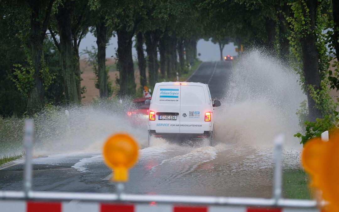 Dauerregen über Deutschland: Rettungskräfte kämpfen mit Regenmassen