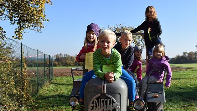 Auch der alte Eicher-Traktor wurde von den Kindern natürlicherobert.Sabrina Ruhmann