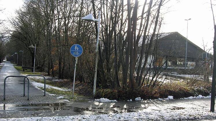 Gezählt sind die Tage des Fuß- und Radwegs auf der ehemaligen Bahnstrasse mit angrenzendem Baum- und Strauchbestand. Das Gelände und die frühere Aldi-Verkaufsstelle (rechts) werden für das Projekt Rewe Frischemarkt benötigt.  Foto: Klaus Oelzner