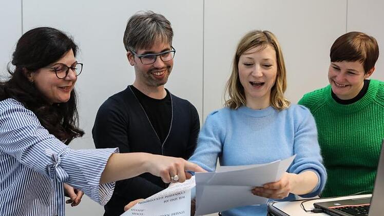 Bloß nicht den Überblick verlieren! Die Jury studiert die Steckbriefe der Roboter. Foto: Barbara Herbst