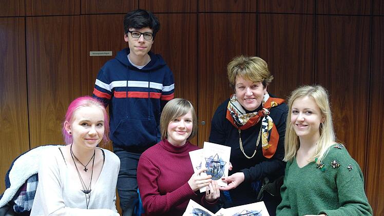 Die Schüler des P-Seminars Christin Martin  (von links), Jonathan Jehn, Lea Raab und Sarah Hofmeister ließen auch ein paar Broschüren im Büro von Bürgermeisterin Brigitte Meyerdierks. Foto: Stephanie Elm