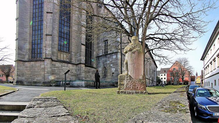 Der Grünstreifen zwischen der Schwesterngasse und der Pfarrkirche könnte ein neues Betätigungsfeld des Agenda-Arbeitskreises werden, wurde in der jüngsten Versammlung von Sprecher Werner Beck vorgeschlagen.  Dieter Britz