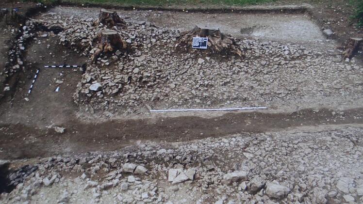 Die Archäologen haben den Boden abgetragen und sind auf den Versturz der beiden Wangen des Zangentores gestoßen.Landratsamt